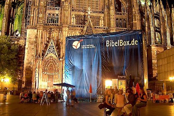 bibelbox-koeln-dom-nacht97882D60-41BE-B18A-3FCE-282220FFC9ED.jpg
