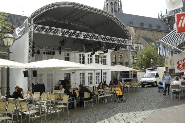 buehne-im-hof-weltreiterspiele91A653CB-E8FF-531D-34E4-2B9ED9C62F8C.jpg