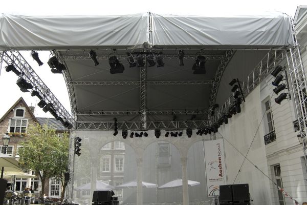 buehne2-im-hof-weltreiterspieleA4AC6F10-E3DC-5119-787A-47D392DEC855.jpg