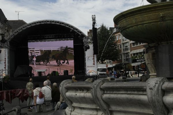 marktplatz-buehne-weltreiterspiele172FA734-B5DE-F704-0C0B-7492AA75C073.jpg